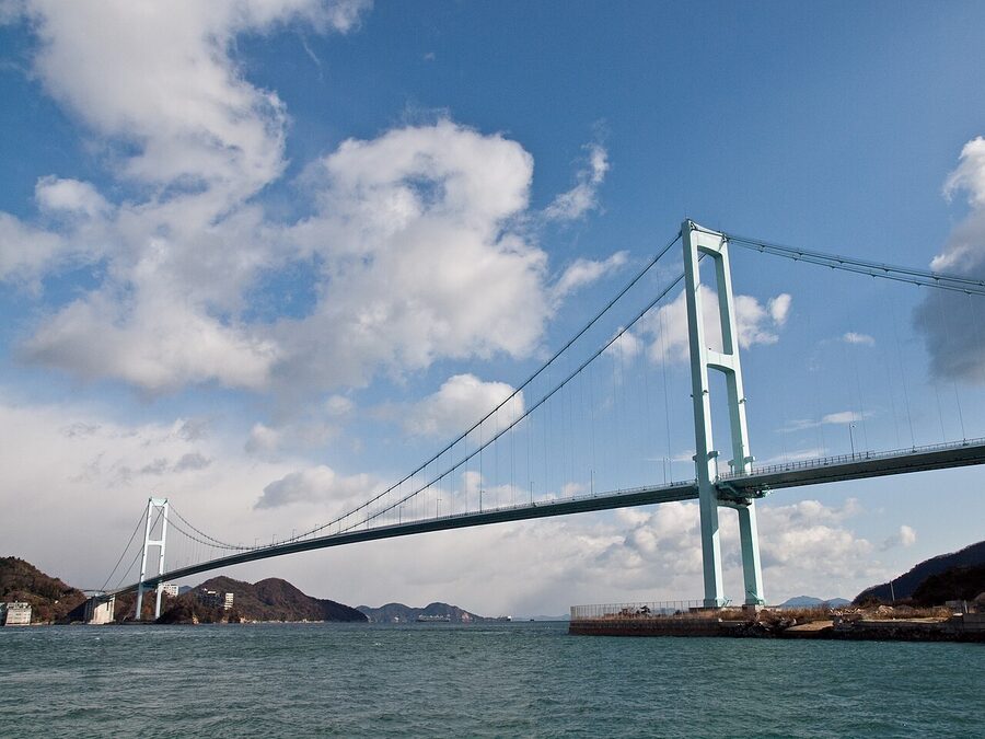 Akinada Bridge approach from Kawajiri side, the cyclists' free entry to the Tobishima Kaido