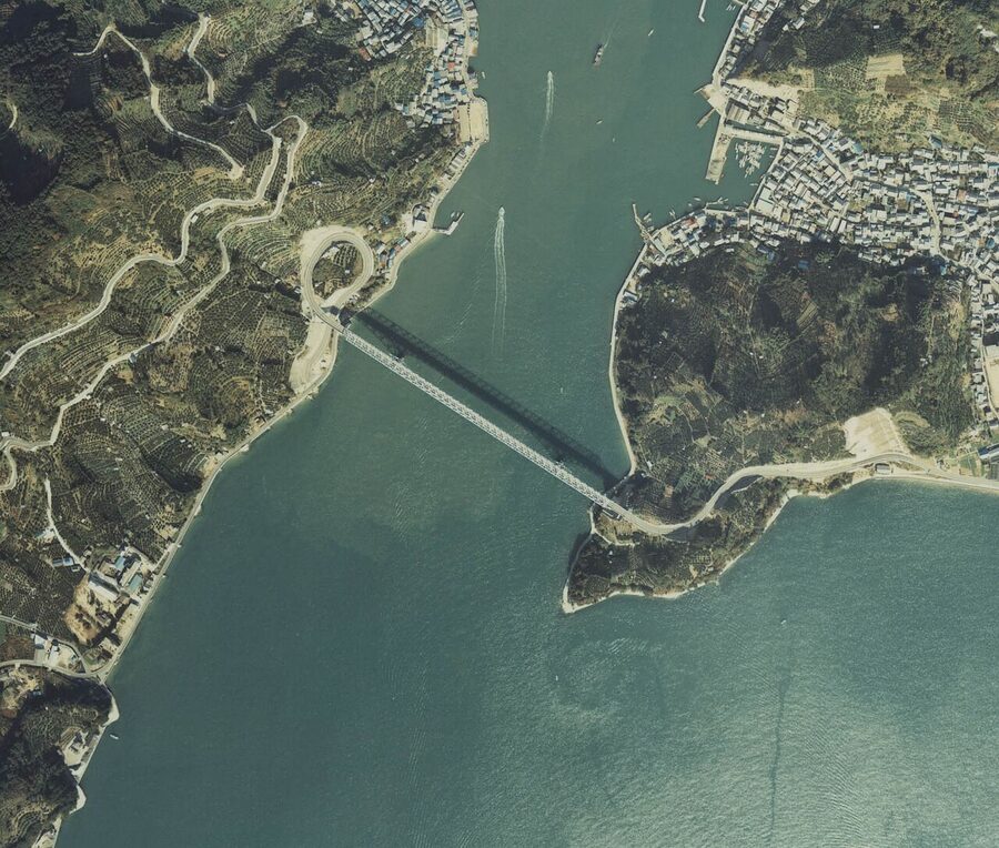 Kamagari Bridge truss span connecting Shimo-Kamagari and Kami-Kamagari islands on the Tobishima Kaido