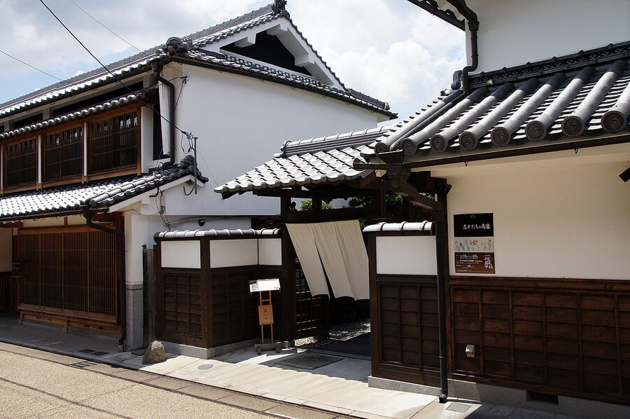 Side street and townhouse facades in Gojo Shinmachi
