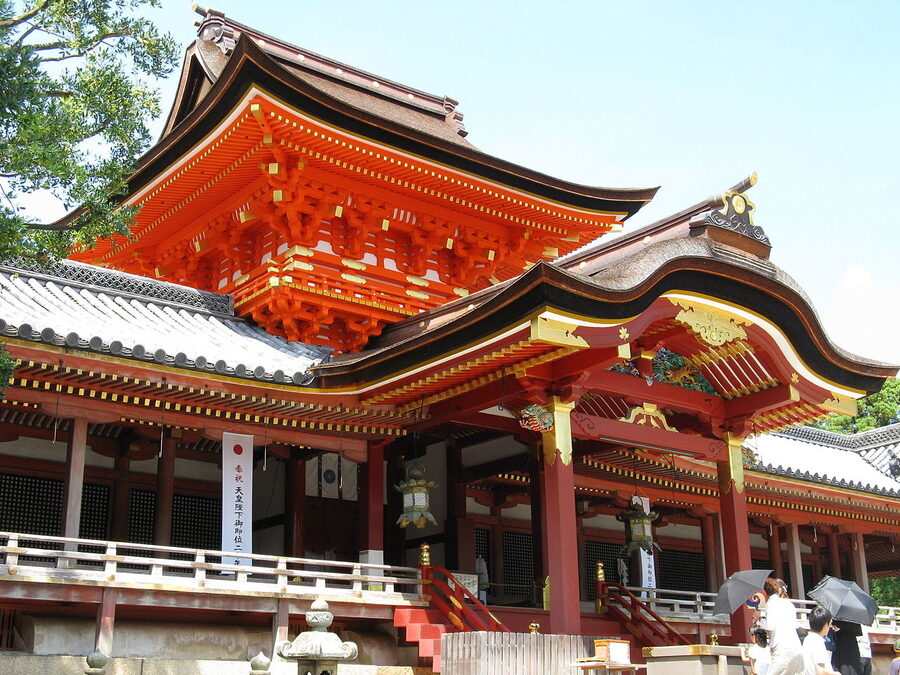 Iwashimizu Hachimangu approach steps and torii gate in Yawata