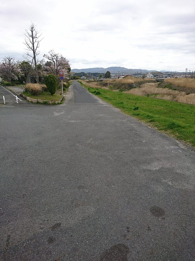 A Keinawa Cycling Road branch point in Kyoto with directional sign