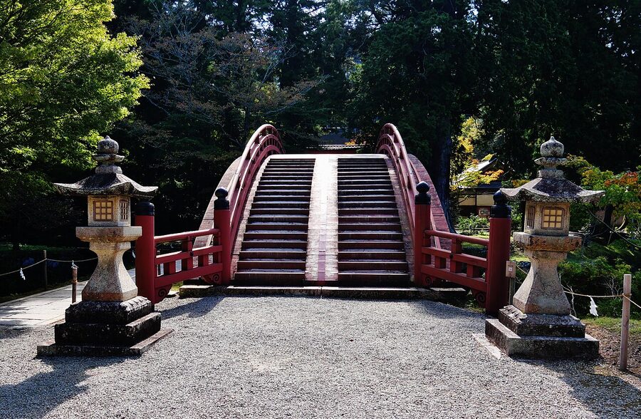 The Rinkyo Bridge over the temple pond at Niutsuhime Shrine