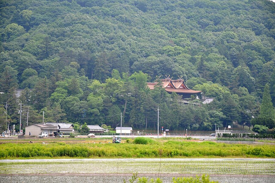 The honden of Kibitsu Shrine showing its distinctive double-gabled roof