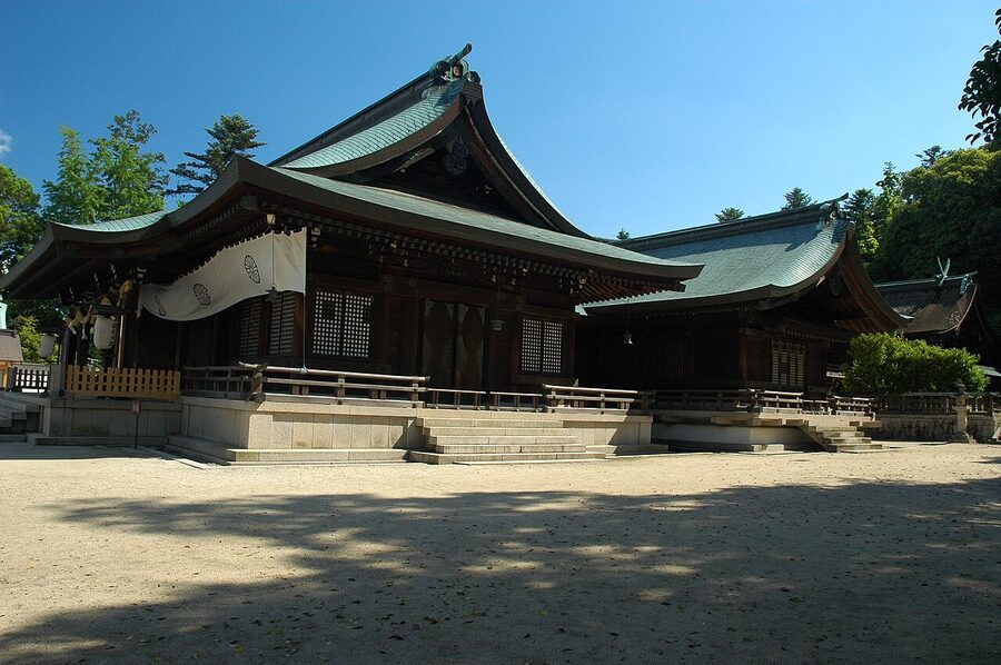 The sacred pond at Kibitsuhiko Shrine, split into two islets