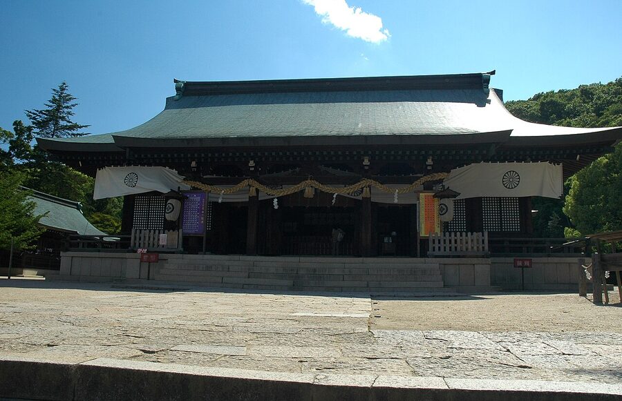 The grounds of Kibitsuhiko Shrine near the eastern start of Kibi-no-michi