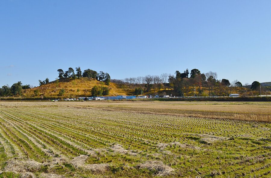 Aerial view of Tsukuriyama Kofun showing the keyhole shape