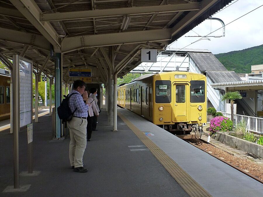 JNR series 105 train in Setouchi yellow livery on the Kure Line