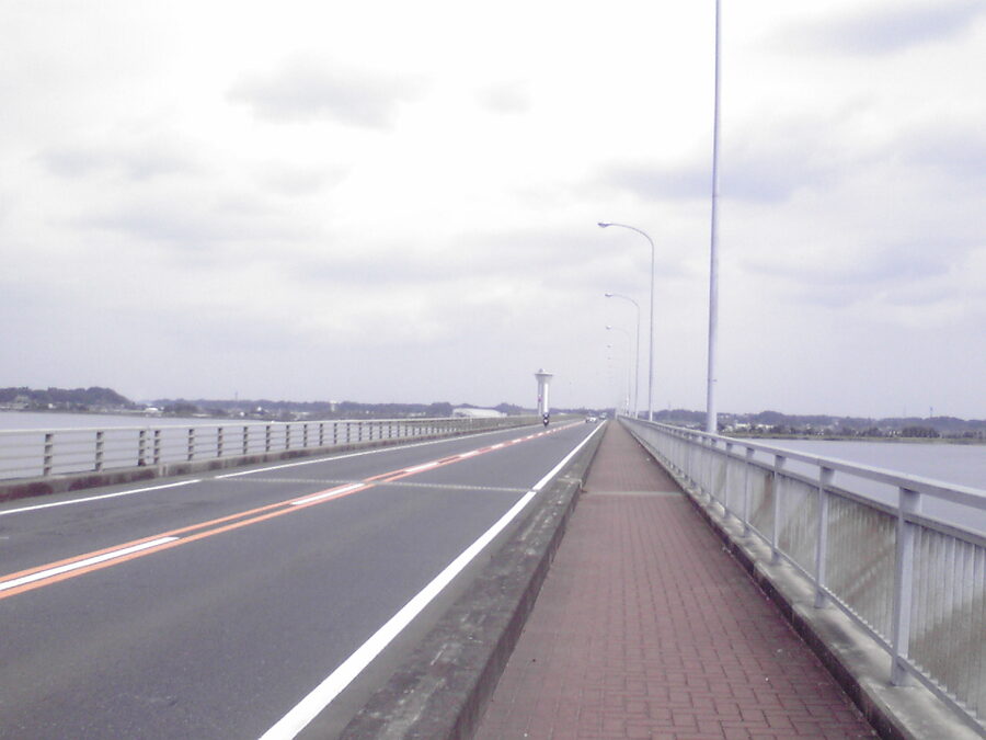 The Kasumigaura Bridge, the shortcut that cuts the loop down to about 90km