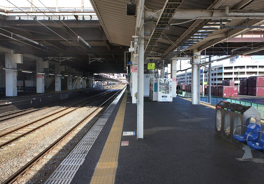 Platform at JR Tsuchiura Station on the Joban Line