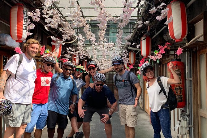 Guided Bike Tour to a Green Tea Farm in Shizuoka (not e-bikes) - Choosing your tasting in the 150-year-old house