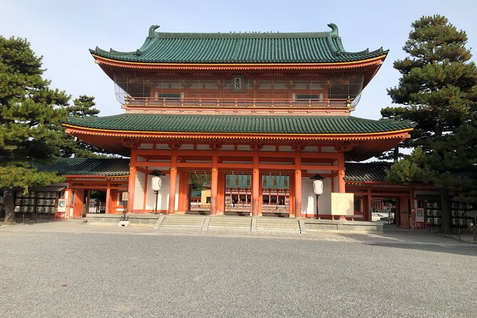 Kyoto Bamboo Forest & Golden Pavilion E-Bike Tour - The guide and the local lunch advantage