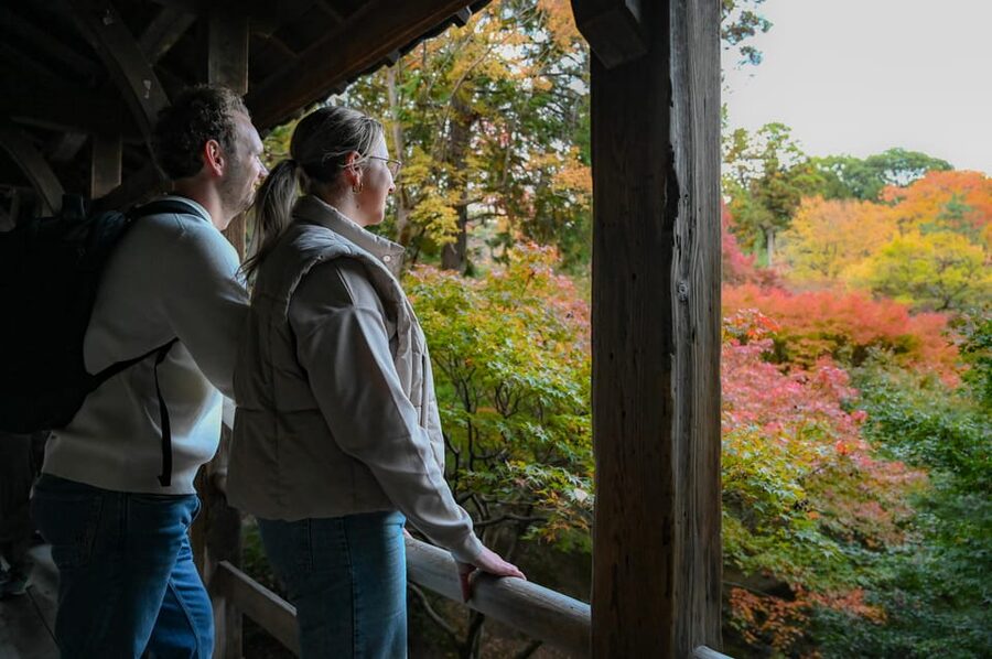 Kyoto: Early Bird E-Bike Tour with Lunch - A morning coffee break beside the Kamo River