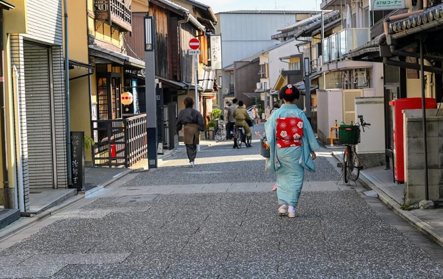 Kyoto: Early Bird E-Bike Tour with Lunch - Lunch before the final ride through Gion