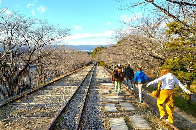 Kyoto: Higashiyama Slow Cycling Tour along the quiet waterfront - Why slow cycling works so well in Kyoto