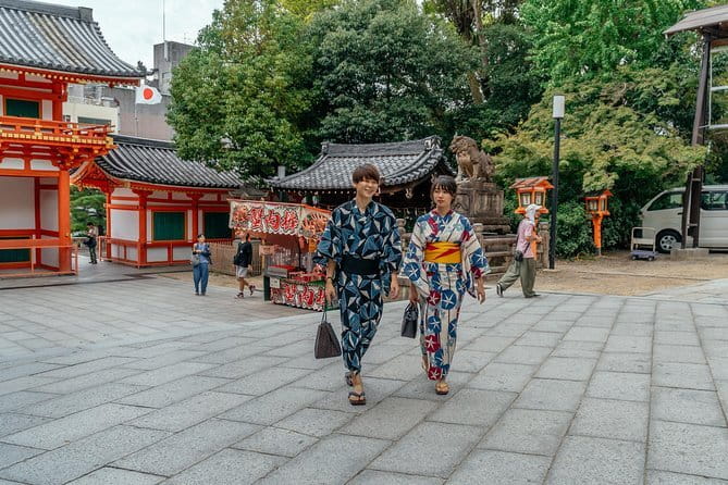 Kyoto: Higashiyama Slow Cycling Tour along the quiet waterfront - Following the canal on the Philosopher’s Walk