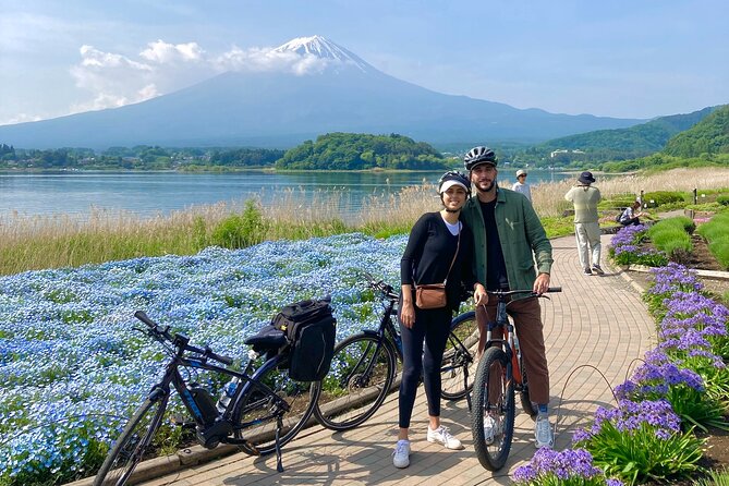 Lake Kawaguchi Explorer: E-Bike Guided Tour - A guide who adds local flavor