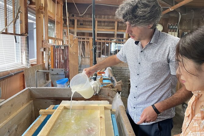 Make traditional Tosa washi paper using a recycling technique - Key points to know