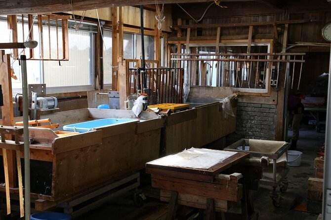 Make traditional Tosa washi paper using a recycling technique - Entering a 120-year-old paper workshop