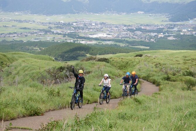 Private E-MTB guided cycling around Mt. Aso volcano & grasslands - What the private format adds