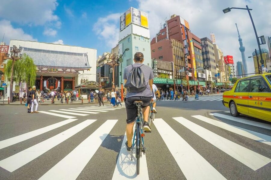 Tokyo: Hidden Gems Guided Bike Tour with Lunch - Asakusa, from giant cartoon figures to Kaminarimon